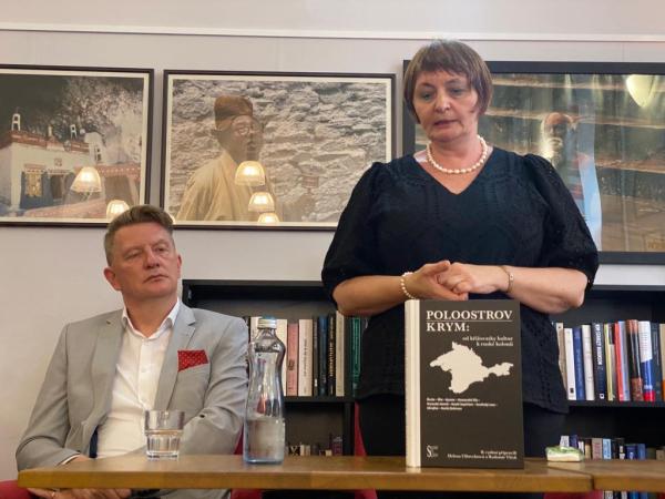 Jiří Padevět sedí, Helena Ulbrechtová stojí