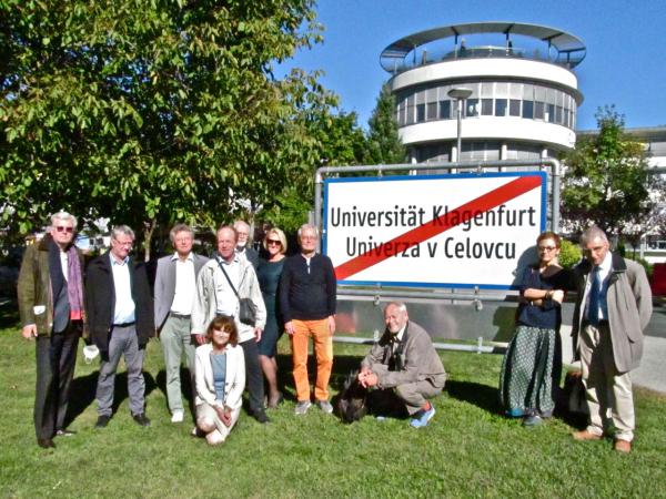 skupinová fotografie u přeškrtnuté cedule
