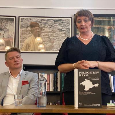 Jiří Padevět sedí, Helena Ulbrechtová stojí